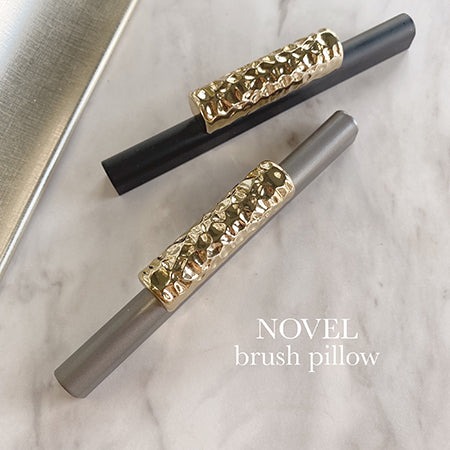 NOVEL ◆ Brush Pillow  Matte Black